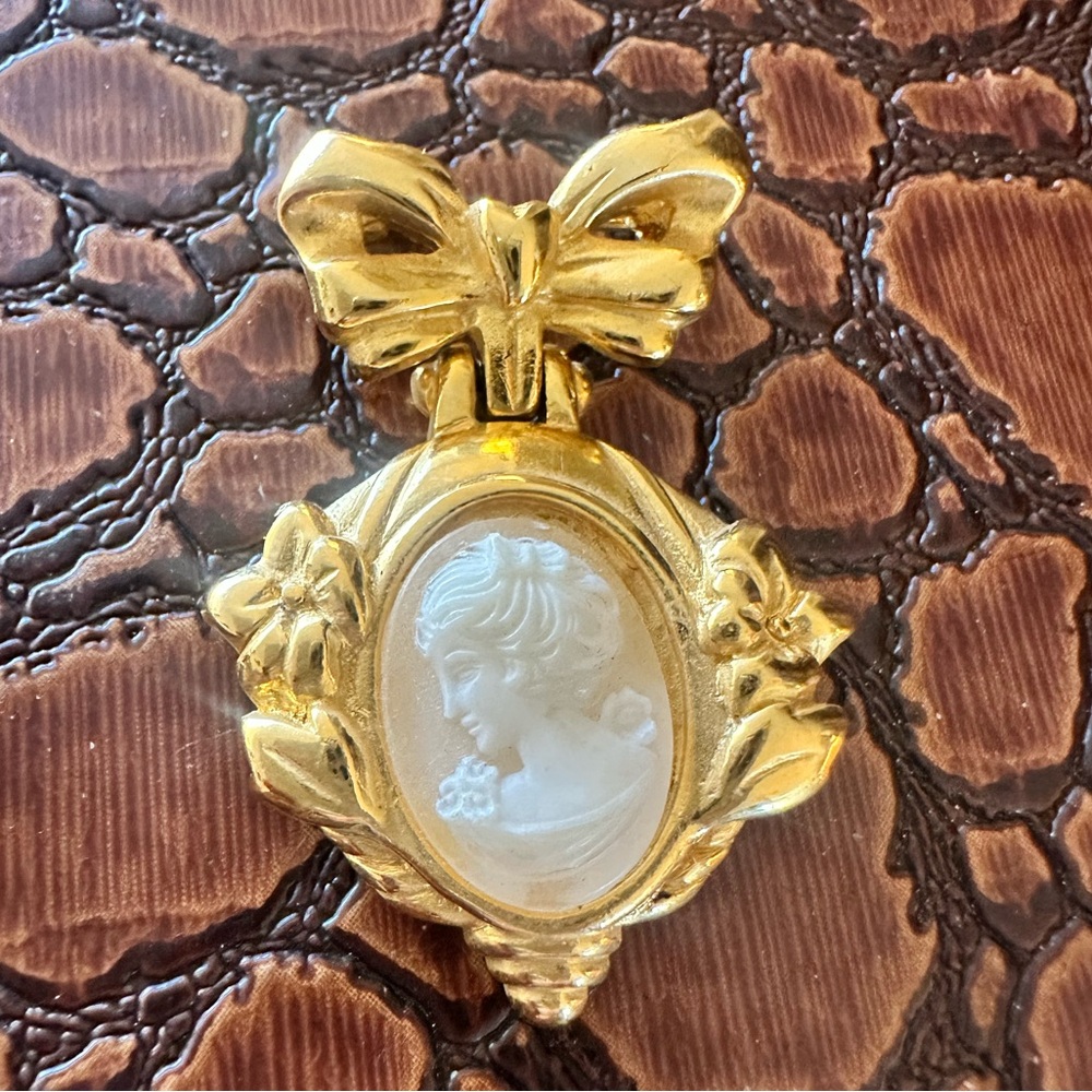 Vintage Verducci Gold Tone Lady Cameo Hanging From A Bow Brooch / Pin.